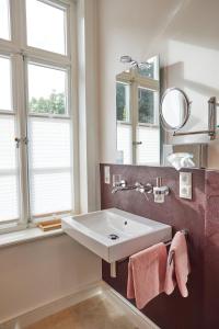 韦尔特卡拉蒙经济型酒店（客房&早餐）的一间带水槽和镜子的浴室