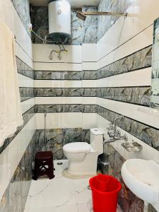 戈勒克布尔Smart Stays的一间带卫生间和水槽的浴室