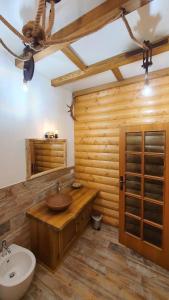 阿贝托内B&B Chalet的一间带水槽和木墙的浴室
