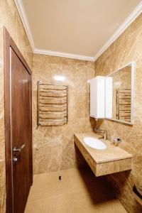 AksayChagala Hotel Aksai的一间带水槽和镜子的浴室