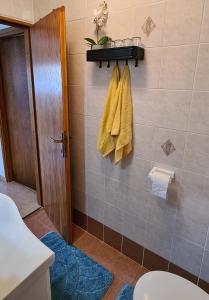 LukaHidden Pearl的一间带黄色毛巾淋浴的浴室