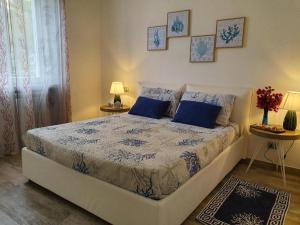 ChiessiCasa Cote的一间卧室配有一张带蓝色枕头的大床