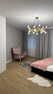 ZblewoApartament Złoty 4的一间卧室配有一张床和一个吊灯