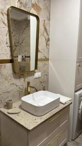 ZblewoApartament Złoty 4的浴室设有白色水槽和镜子