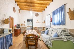 TebaMolino de Lucero, casa rural的客厅配有沙发和桌子
