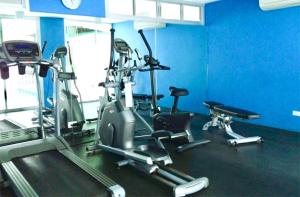 Ban Khlong SamrongBitec Bts Bangna New Luxury room的蓝色房间带有氧器材的健身房