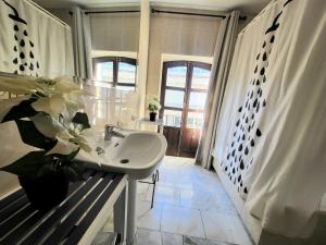乌贝达Apartamentos Sol Real 1的白色的浴室设有水槽和窗户。
