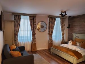 锡比乌Casa Kempel的一间卧室配有一张床、一把椅子和窗户。
