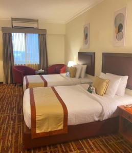 阿布扎比阿尔迪阿米娜酒店的一间酒店客房,房间内设有两张床