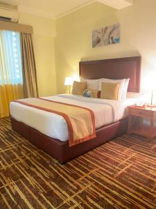 阿布扎比阿尔迪阿米娜酒店的一间位于酒店客房内的带大床的卧室
