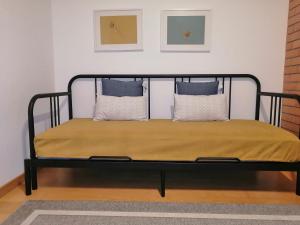 菲盖拉-达福什Blue Bird House - BBH的一张黑色的床,里面配有枕头