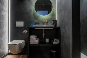 布鲁日蒙塔努斯酒店的一间带水槽、卫生间和镜子的浴室