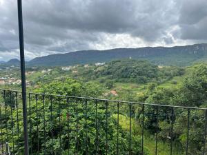 蒂拉登特斯Casa Nascimento Vista Panorâmica Serra São José的享有山谷和树木的景色