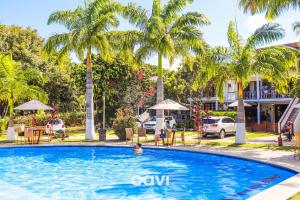 皮帕Qavi - Casa fantástica no condomínio Vista Hermosa #CasaNanu09的在棕榈树泳池游泳的人