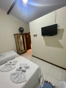 阿拉夏奇巴海滩La Coquille的客房设有两张床和一台平面电视。