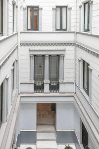 巴塞罗那Uma Suites Pau Claris的享有白色建筑的外部景致,设有窗户。