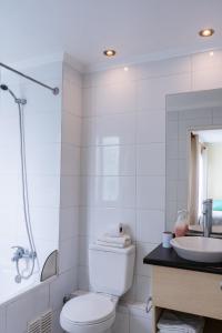 拉塞雷纳Apart Hotel Colors的白色的浴室设有卫生间和水槽。