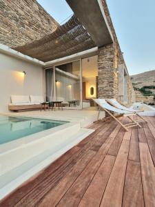 ArnadosIvy's Natural Resort的一座带游泳池和木地板的房子