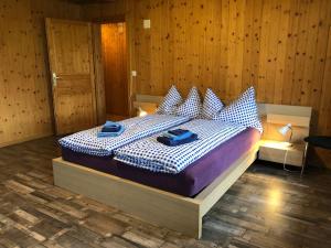 SumiswaldSchöne Ferienwohnung mit Hotpot und Sauna的一间卧室配有一张带蓝色毛巾的床