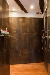 卡皮雷拉La Casita的带淋浴的浴室和玻璃墙