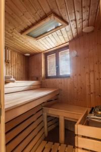 卡皮雷拉La Casita的木制桑拿房,设有长凳和窗户