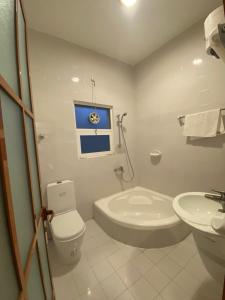 尼兹瓦Aryaf hostel的浴室配有卫生间、浴缸和水槽。