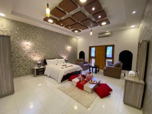 尼兹瓦Aryaf hostel的一间设有床铺的大卧室和一间客厅
