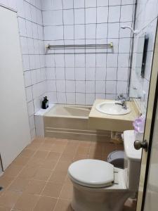 台东日寺光胶囊的浴室配有卫生间、盥洗盆和浴缸。