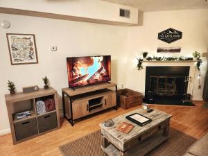戴维斯The Davis Ridge的客厅配有平面电视和壁炉。