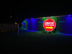 South Amboy塞尔科汽车旅馆的夜间在建筑物前的圆形车房标志