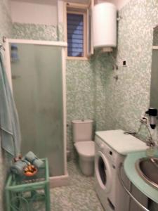 贾迪尼-纳克索斯SeaSide的浴室配有卫生间、盥洗盆和洗衣机。