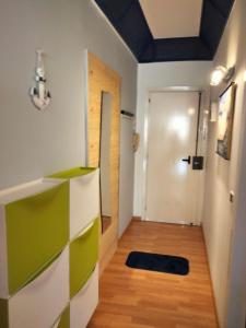 贾迪尼-纳克索斯SeaSide的一间设有门廊和地毯的房间