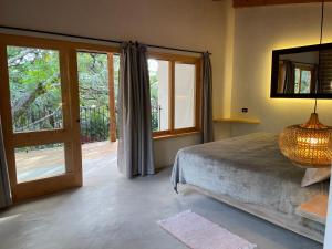 圣克鲁斯拉拉古纳La Iguana Perdida的一间卧室设有一张床和一个滑动玻璃门