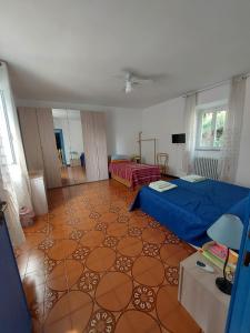 阿罗纳Da Simona- casa 4 posti letto + 4 aggiuntivi的客房设有两张床,铺有地毯。