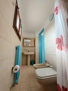 阿罗纳Da Simona- casa 4 posti letto + 4 aggiuntivi的一间带卫生间和水槽的浴室