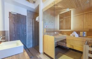卡普伦AvenidA Panorama Suites的一间带水槽和淋浴的浴室