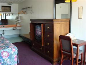 本顿灰色广场汽车旅馆 的客房设有书桌、电视和桌椅