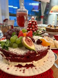 蒙蒂锡昂Vivas Hotel e Casa的桌上的盘子上带水果的蛋糕