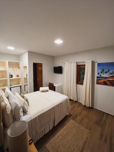帕赖帕巴Beach Eco Stays Hotel Boutique Lagoinha的卧室设有一张白色大床和一扇窗户。
