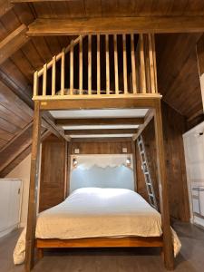 热德尔Grange de Trabés n°2的带梯子的客房内的一张木制双层床