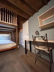 热德尔Grange de Trabés n°2的一间卧室配有双层床和书桌