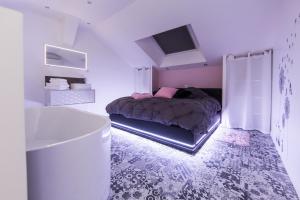 伊斯特尔Lasuite55的一间卧室配有一张床和一个浴缸