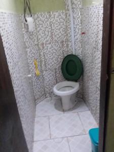 里约达欧特拉斯EL CALEUCHE的一间带卫生间和绿色座椅的浴室