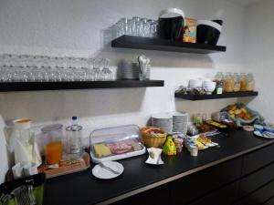WeyherZum Kronprinzen Hotel Garni的厨房柜台,提供食品和饮料