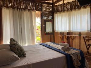 普雷亚Cabanadu Preá Kite的一间卧室配有一张床,上面有两条毛巾