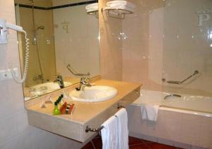 圣多明各德拉帕拉多德斯托多明戈贝尔纳多德弗雷斯内达酒店的一间带水槽和浴缸的浴室