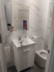 阿利坎特Pension Susita的白色的浴室设有水槽和卫生间。