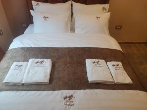 科帕奥尼克Golden Mountain A75 NLux Milmari的酒店客房,配有带毛巾的床
