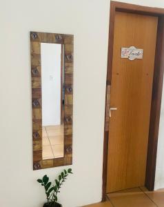弗洛里亚诺波利斯TuRiStAnDo eM fLoRiPa的一间设有门和镜子的房间