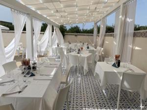 夏卡Bono Vacanze Villa Maragani Charme & Relax的用餐室配有白色的桌子和白色的椅子
